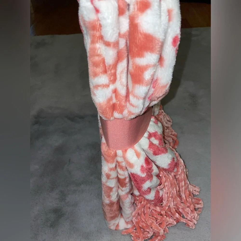🥶NWT Cuddl Duds Velvet Fringe Throw
